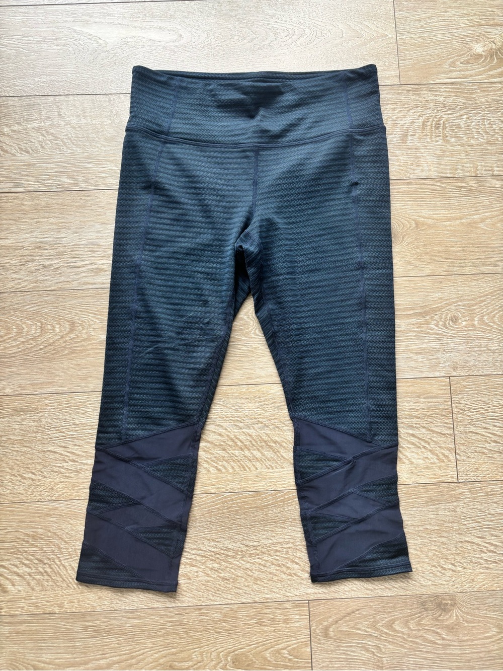 Athleta Chaturanga Crop Capri Legging | Size MP | Black & Navy